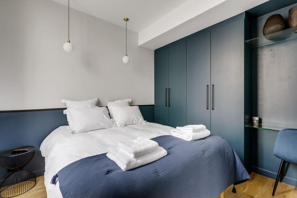 Bed, Bedroom, towels, wardrobe
