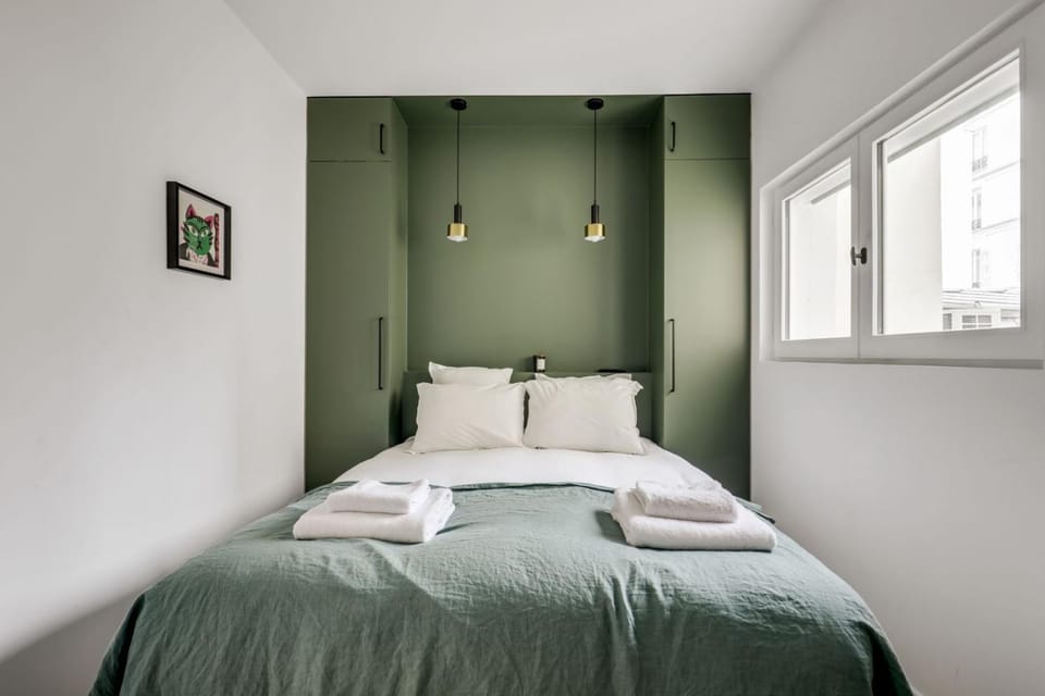 Bed, Bedroom, towels