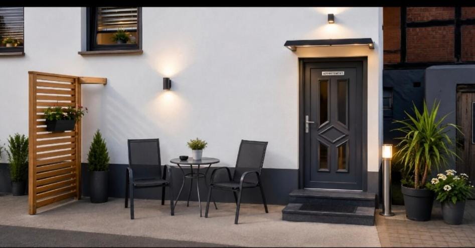 Modernes Appartement nur 5 km von Erfurt, stilvoll komfortabel und perfekt angebunden, Kaffeevollautomat, TV, WLAN, Schlafsofa und Einkaufsmöglichkeiten in der Nähe, hervorragende Anbindung zur A4 und A71, kostenlose öff Parkplätze für PKW und Transporter Apartment in Erfurt