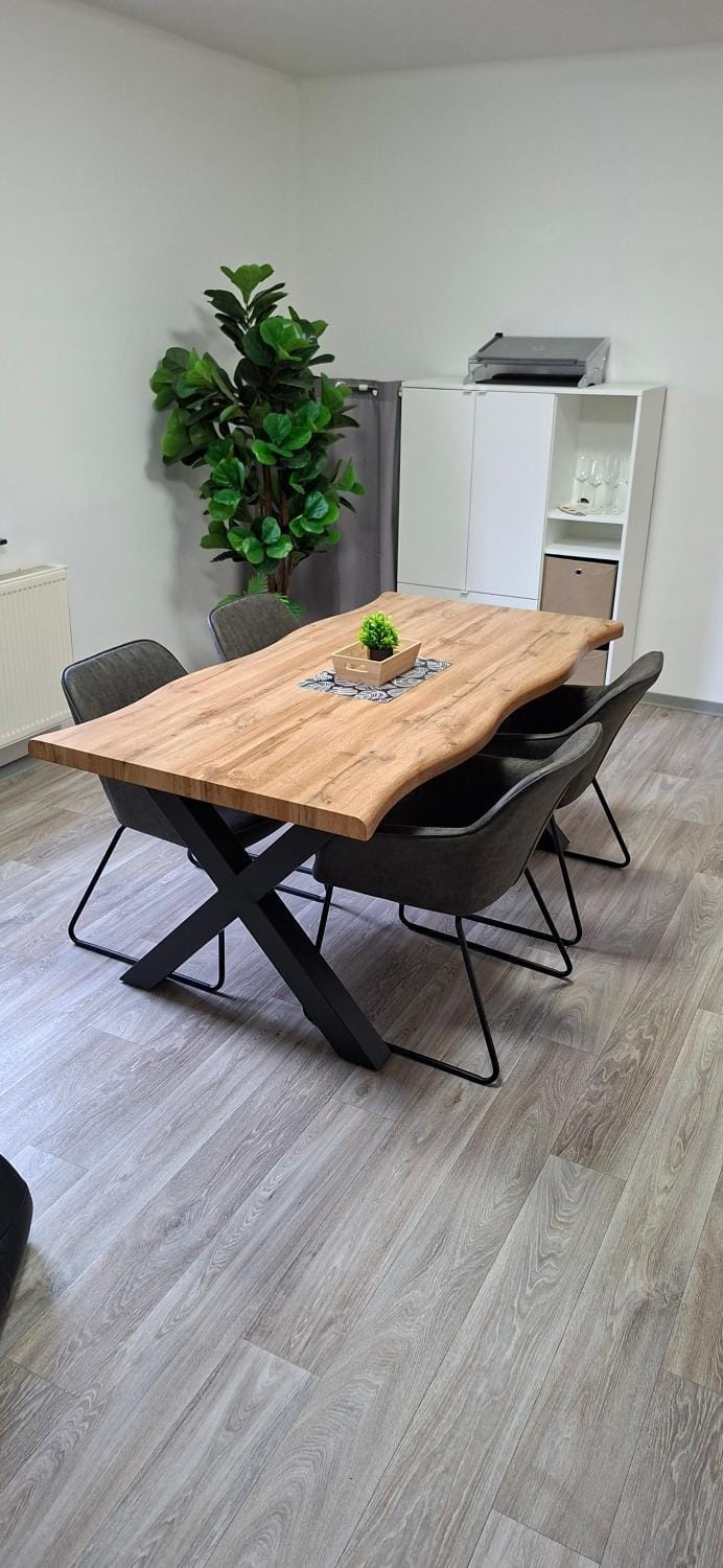 Modernes Appartement 5 km von Erfurt, mit Kaffeevollautomat, TV, WLAN, Boxspringbett, Schlafsofa und Einkaufsmöglichkeiten, sehr gute Anbindung zur A71 und A4, kostenloser öff Parkplatz für PKW und Transporter Apartment in Erfurt