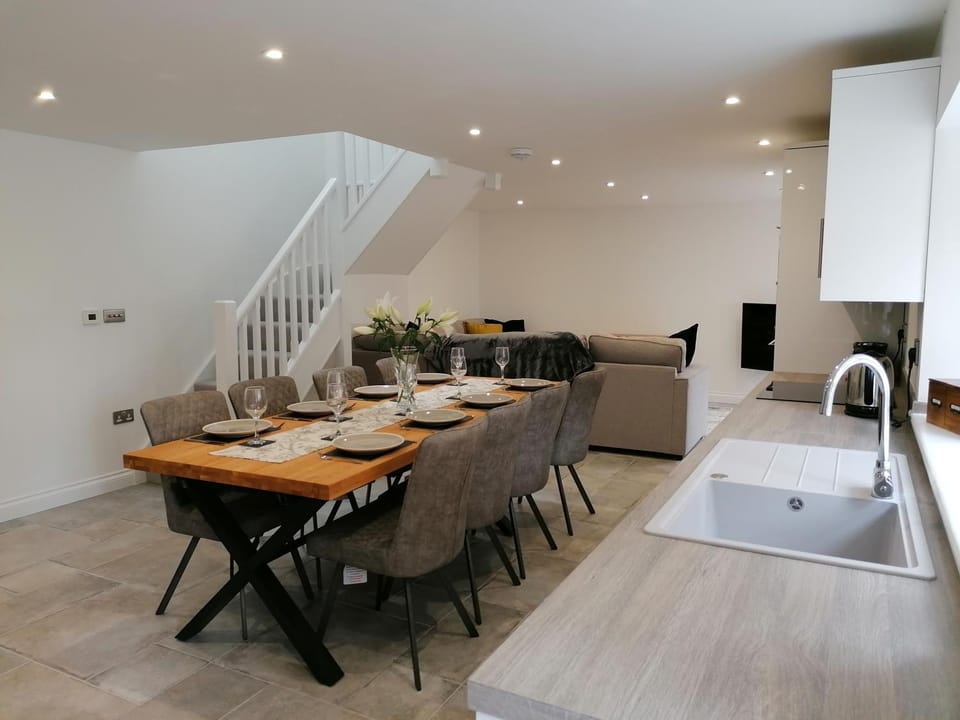 Kitchen or kitchenette, Seating area, Dining area