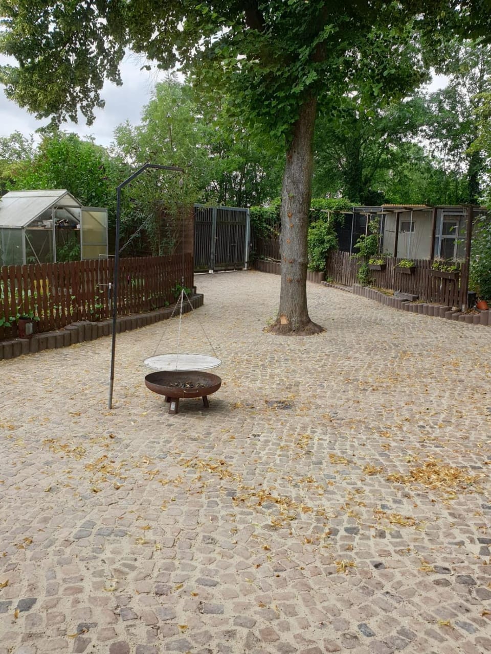 Ferienwohnung Lindenhof, zentrumsnah mit Terrasse und Grillmöglichkeit House in Magdeburg