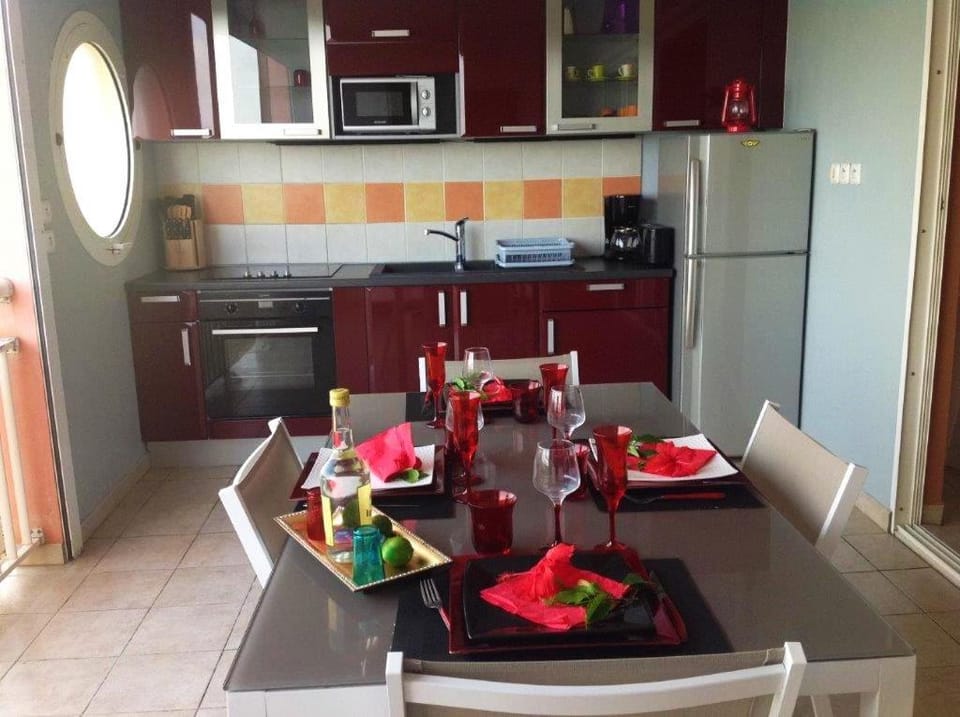 Kitchen or kitchenette, Dining area
