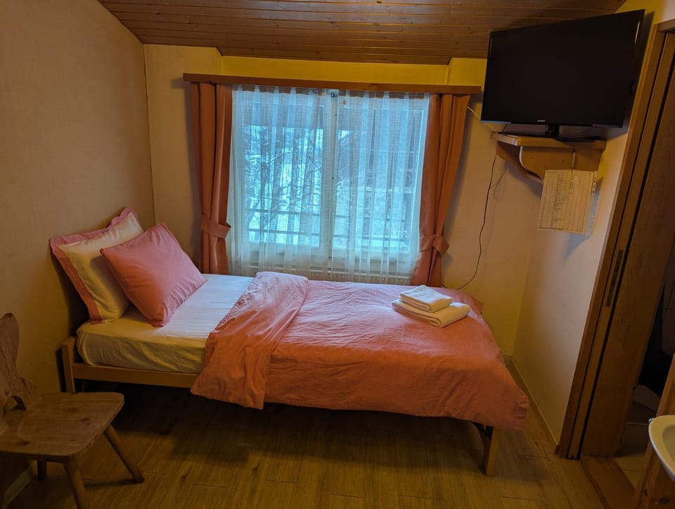 Bed, TV and multimedia, Photo of the whole room, Bedroom