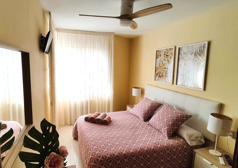 Bed, TV and multimedia, Photo of the whole room, Bedroom, fireplace