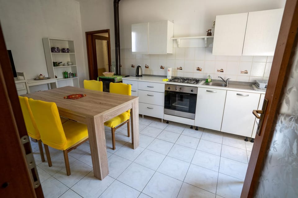 Kitchen or kitchenette, Dining area, oven, pet friendly, stove