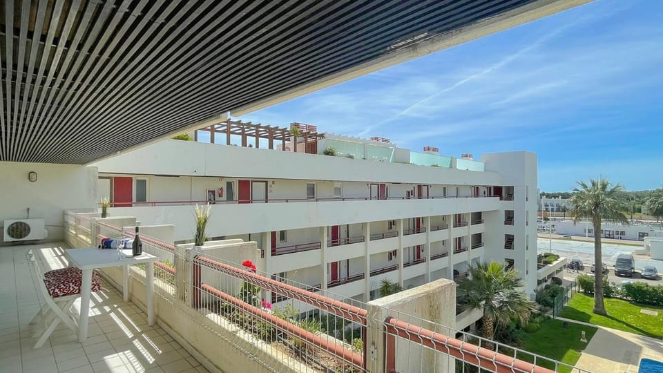 Poolside Bliss T1 HsR Vilamarina Apartment in Quarteira