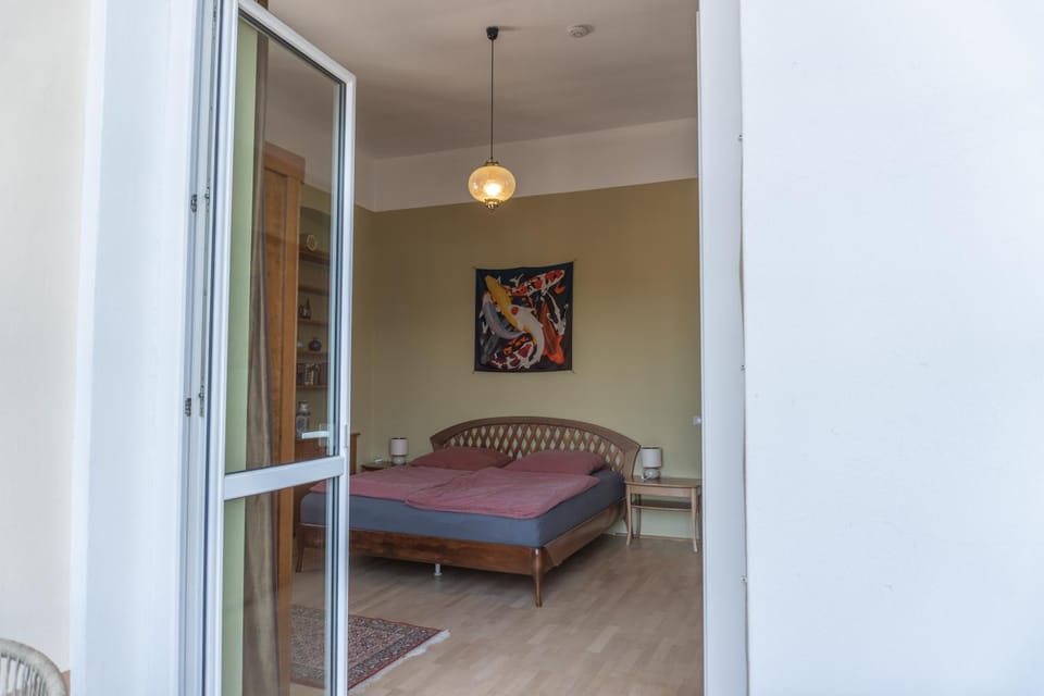 Bed, Photo of the whole room, Seating area, Bedroom