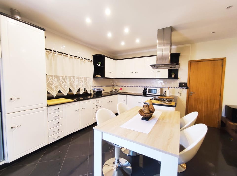 Kitchen or kitchenette, Dining area, oven, stove