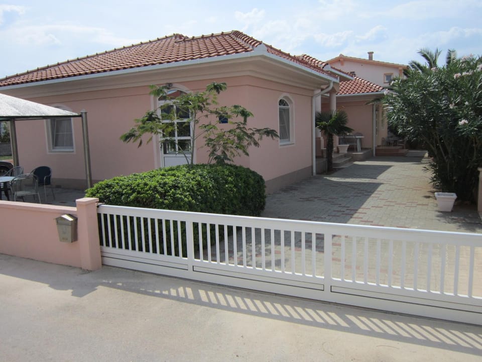 Location, children, Family