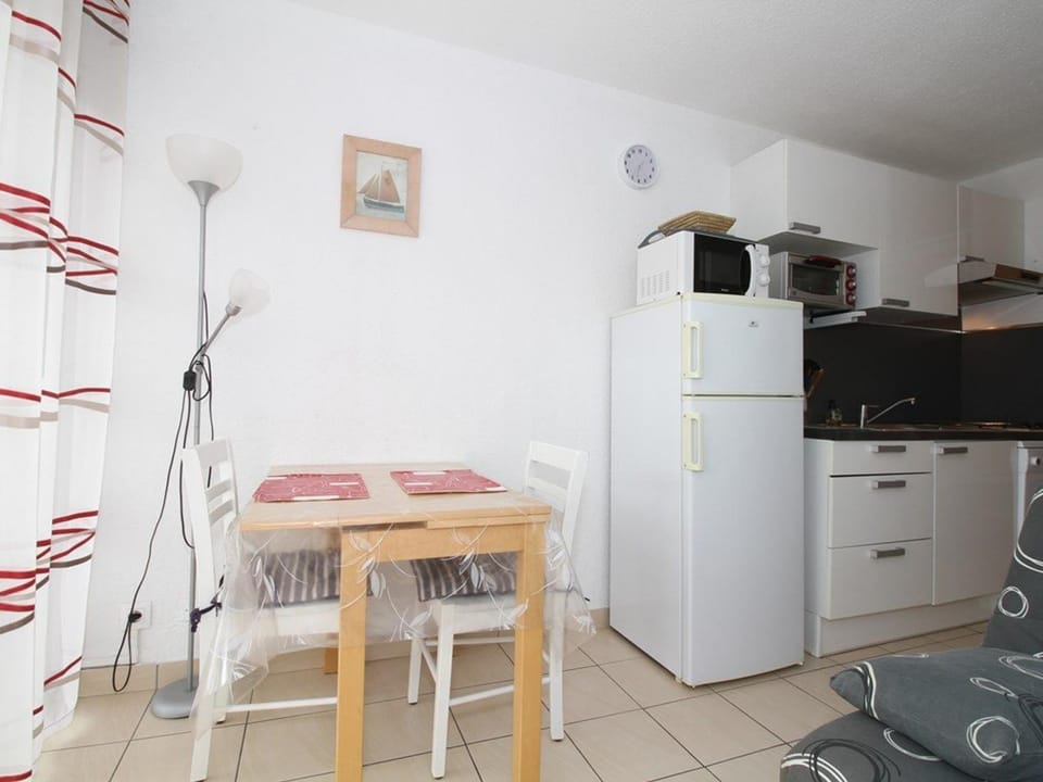 Charmant T1 avec grande terrasse, climatisé, proche des Thermes, équipé lave-vaisselle et lave-linge - FR-1-553-43 Apartment in Balaruc-les-Bains