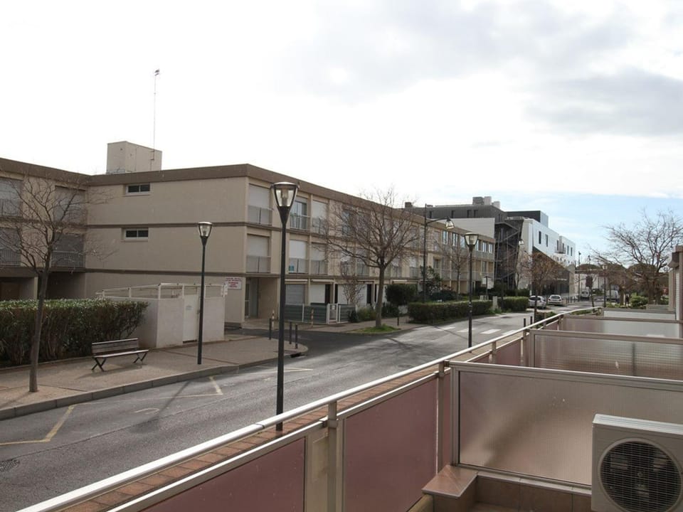Charmant T1 avec grande terrasse, climatisé, proche des Thermes, équipé lave-vaisselle et lave-linge - FR-1-553-43 Apartment in Balaruc-les-Bains