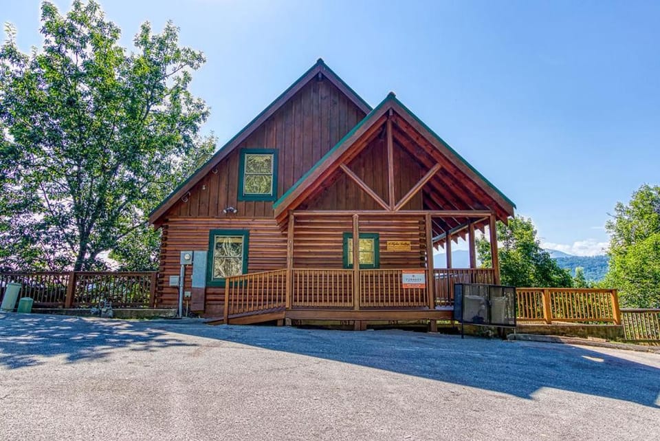 A Higher Calling, Spacious Smoky Mountain Getaway Perfect for Families & Groups Chalet in Sevier County