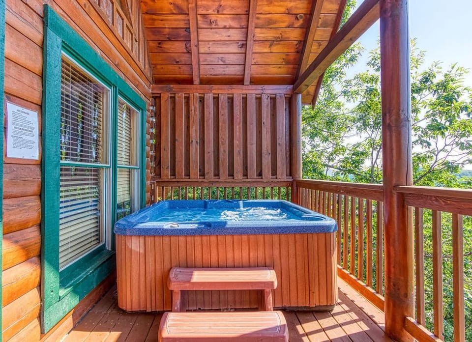 A Higher Calling, Spacious Smoky Mountain Getaway Perfect for Families & Groups Chalet in Sevier County