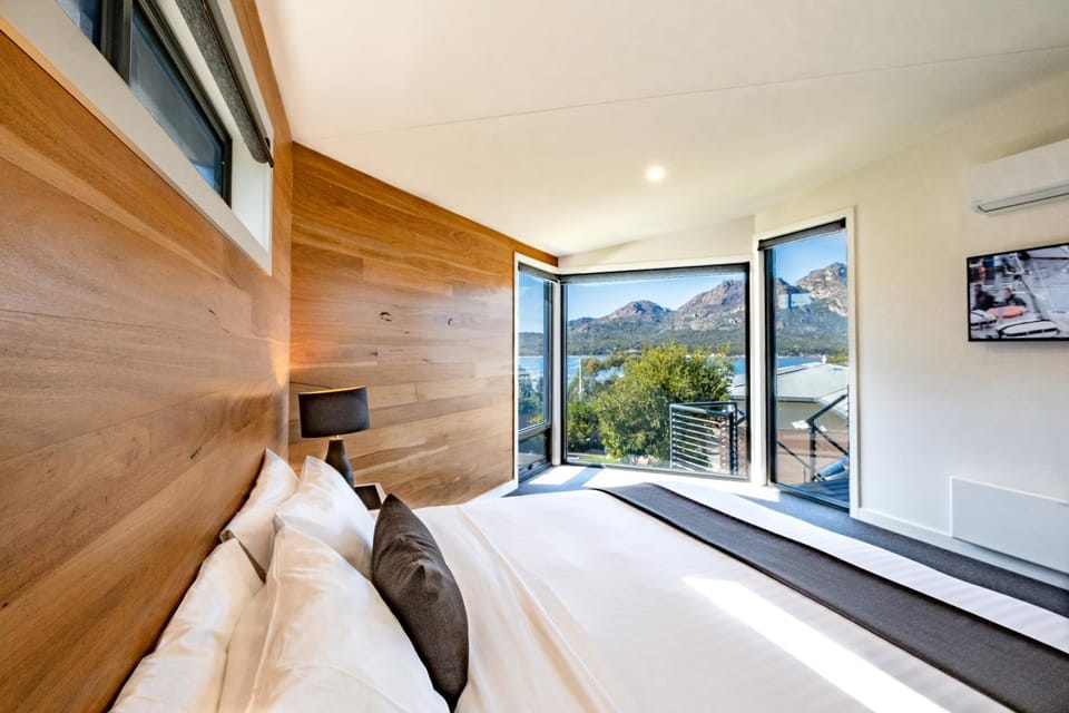 Bed, Natural landscape, TV and multimedia, View (from property/room), Bedroom, Mountain view, Sea view, air conditioner