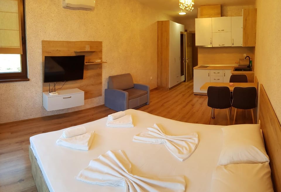 Kitchen or kitchenette, Dining area, Bedroom