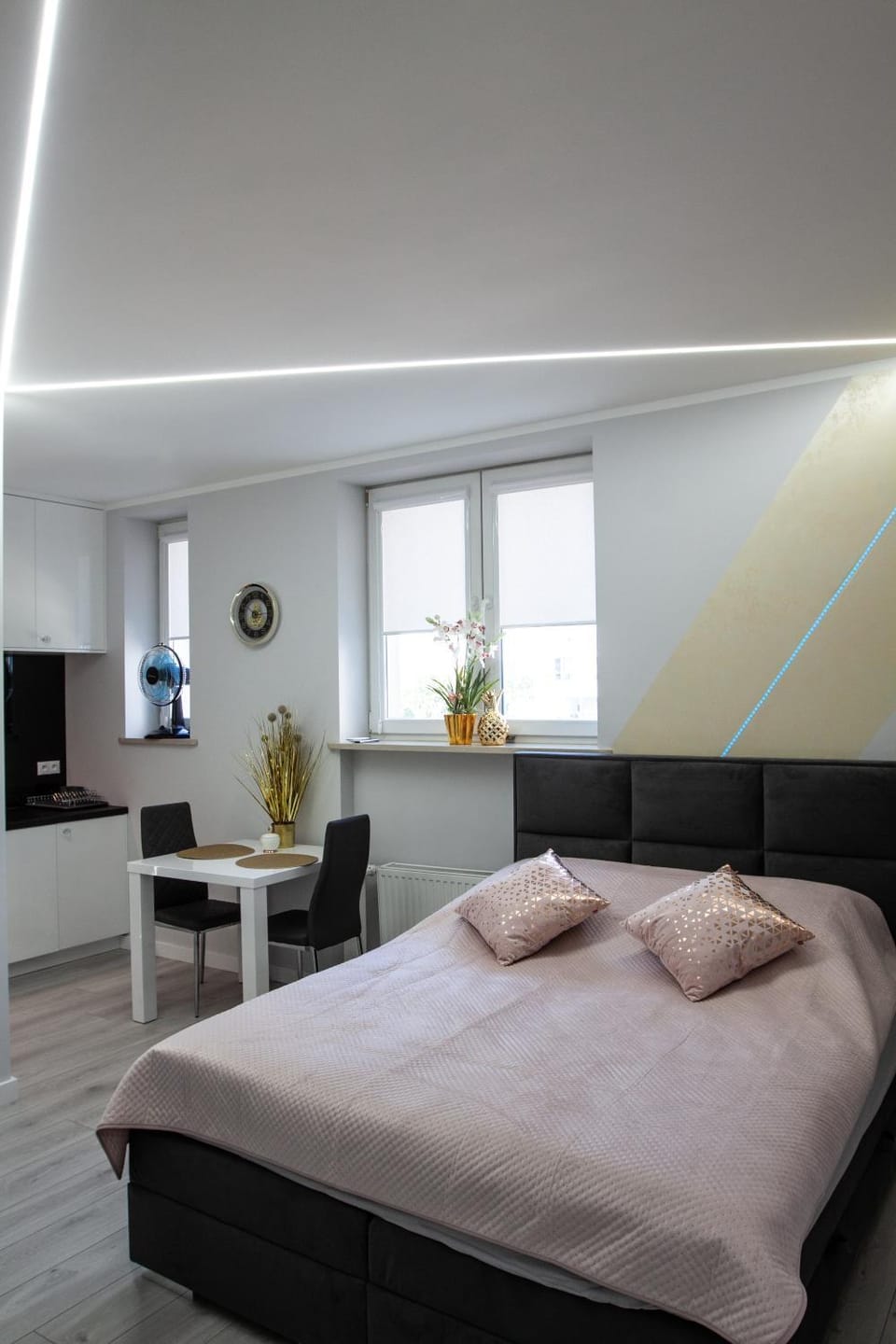 Bed, TV and multimedia, Photo of the whole room, Bedroom