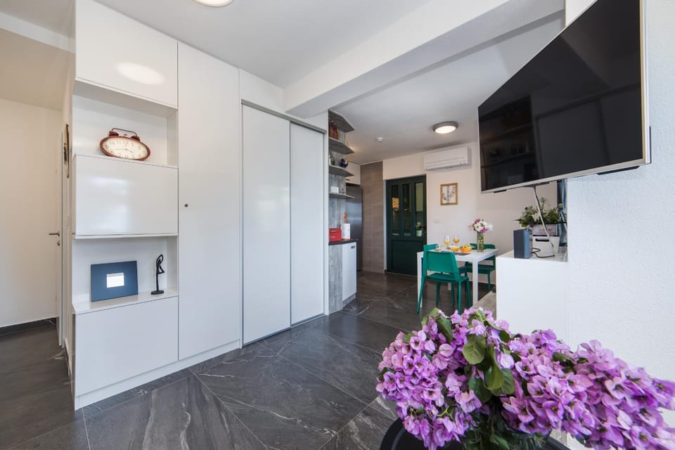 Communal lounge/ TV room, TV and multimedia, Coffee/tea facilities, Kitchen or kitchenette, Living room, Lounge or bar, Photo of the whole room, Banquet/Function facilities, Decorative detail, Seating area, Dining area, Meals, Lunch, Dinner