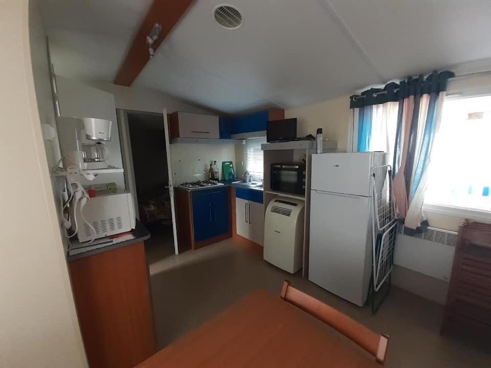 Kitchen or kitchenette, oven, stove