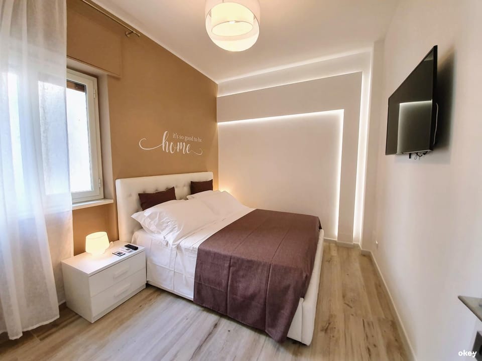Bed, TV and multimedia, Photo of the whole room, Bedroom