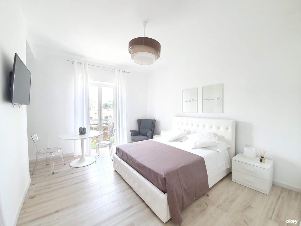 Bed, TV and multimedia, Photo of the whole room, Bedroom