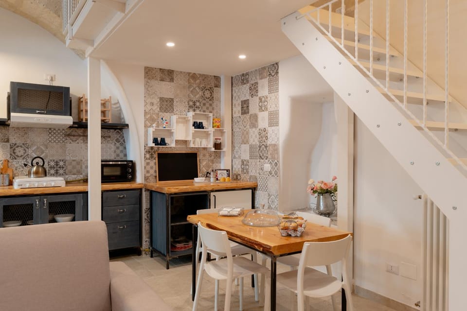 Kitchen or kitchenette, Living room, Seating area, Dining area