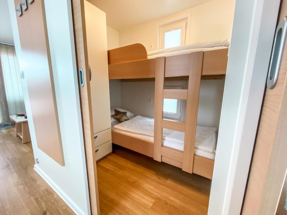 Bedroom, bunk bed