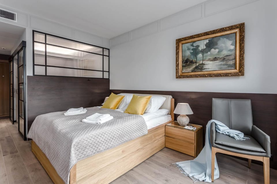 Bed, Living room, Photo of the whole room, Seating area, towels
