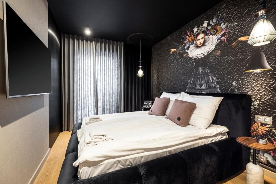 Bed, TV and multimedia, Bedroom
