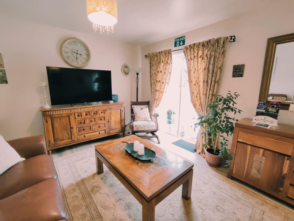 Communal lounge/ TV room, TV and multimedia, Living room, Seating area, Evening entertainment