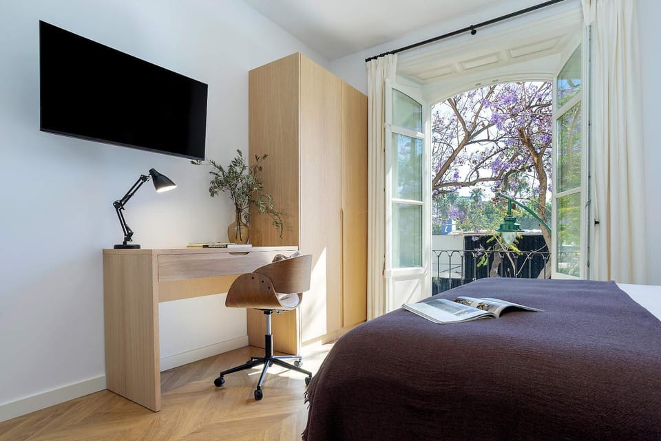 Bed, TV and multimedia, Photo of the whole room, Bedroom