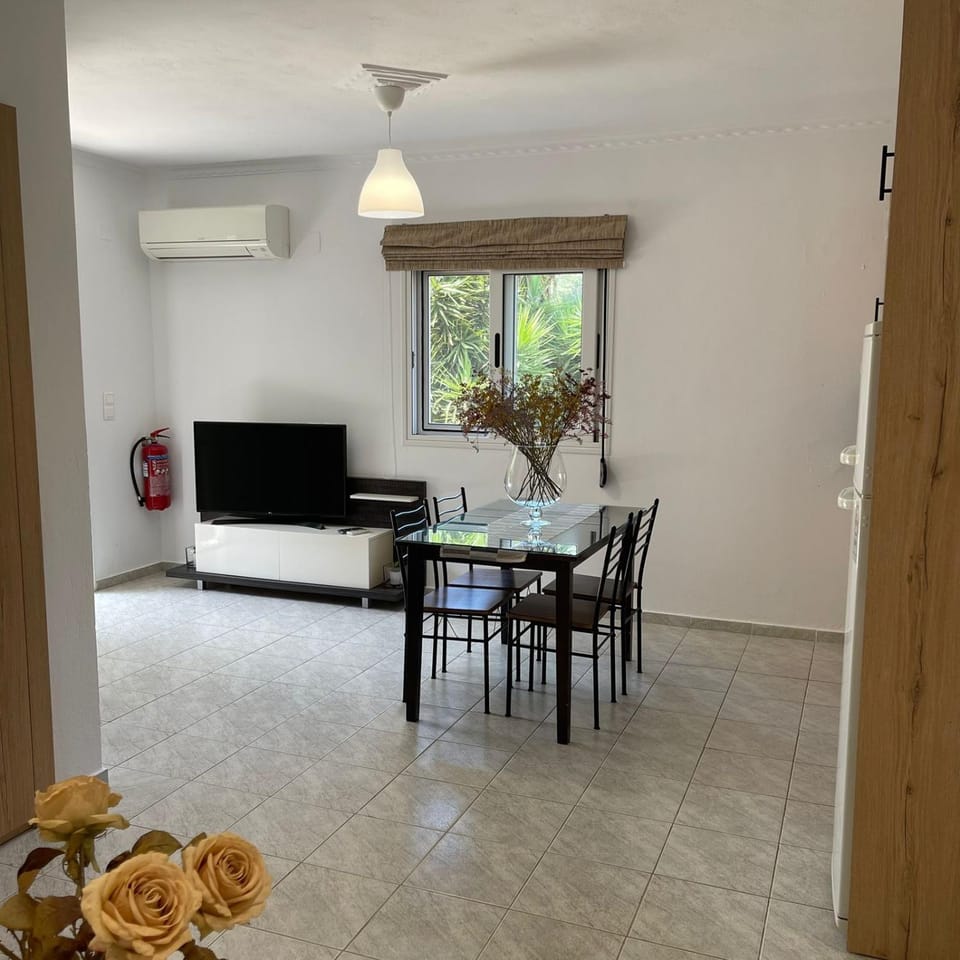 TV and multimedia, Living room, Seating area, Dining area, air conditioner