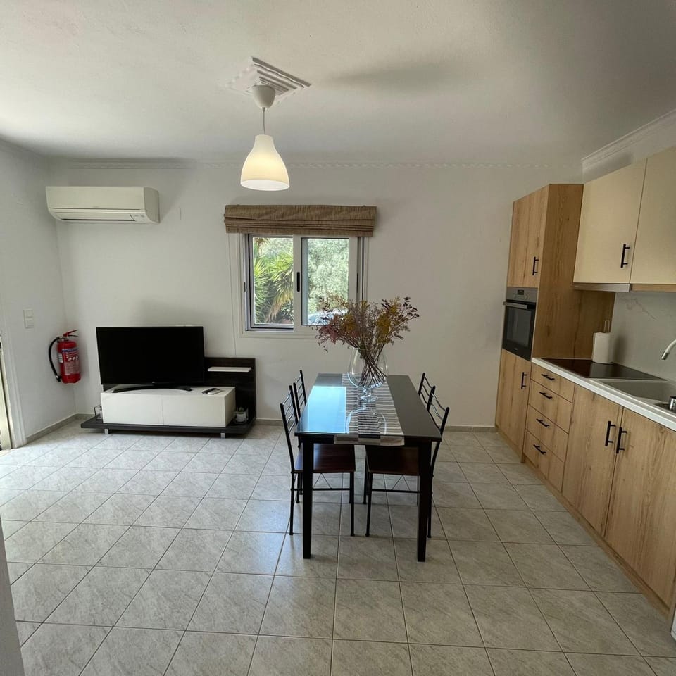 TV and multimedia, Kitchen or kitchenette, Seating area, Dining area, oven, stove