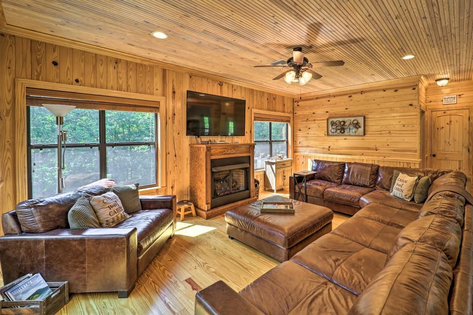 10 Mi to Grandfather Mountain: 'Wolfe Creek Cabin' Cabin in Tennessee