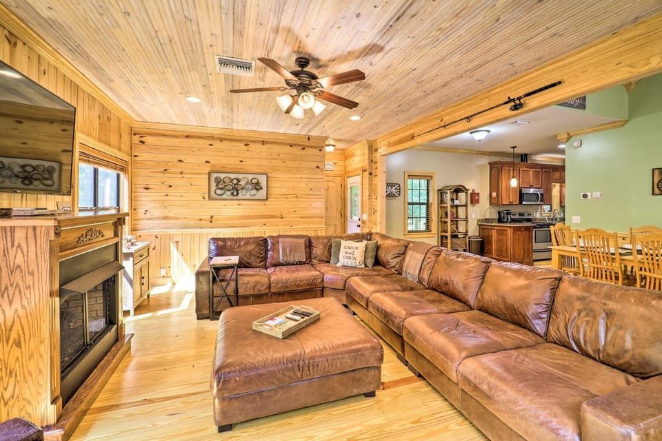 10 Mi to Grandfather Mountain: 'Wolfe Creek Cabin' Cabin in Tennessee