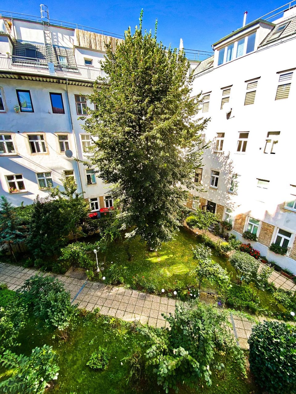 Property building, Neighbourhood, Natural landscape, Garden, Garden view