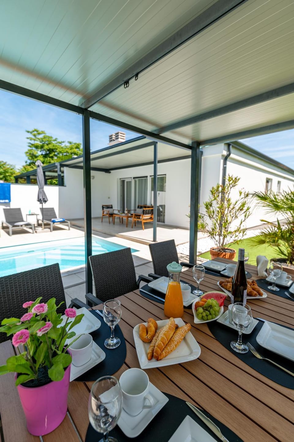 Property building, Patio, Day, Dining area, Pool view, Swimming pool, sunbed
