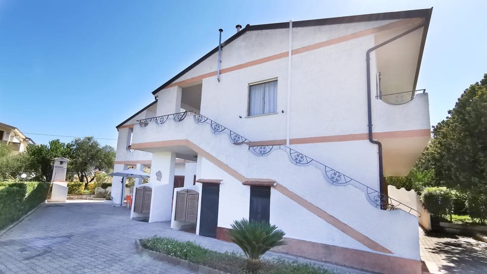Property building, Facade/entrance, Garden