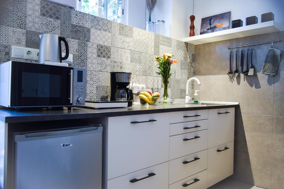 Coffee/tea facilities, Kitchen or kitchenette, pet friendly, stove, kitchen, kitchen