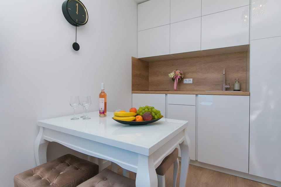 Kitchen or kitchenette, Dining area