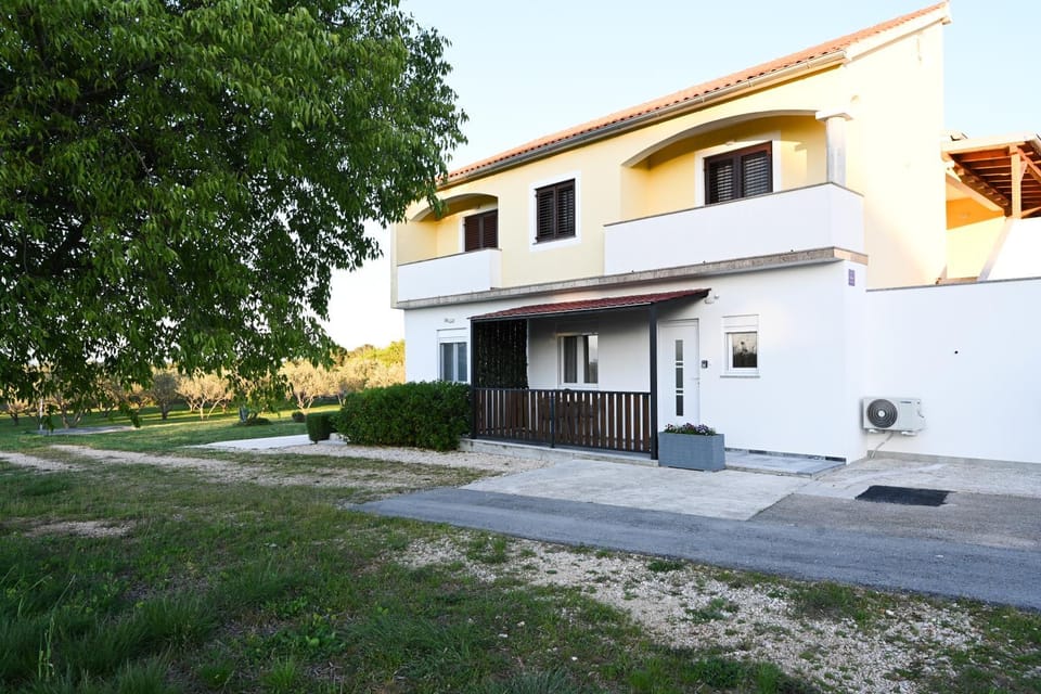 Property building, Neighbourhood, Garden view, Street view