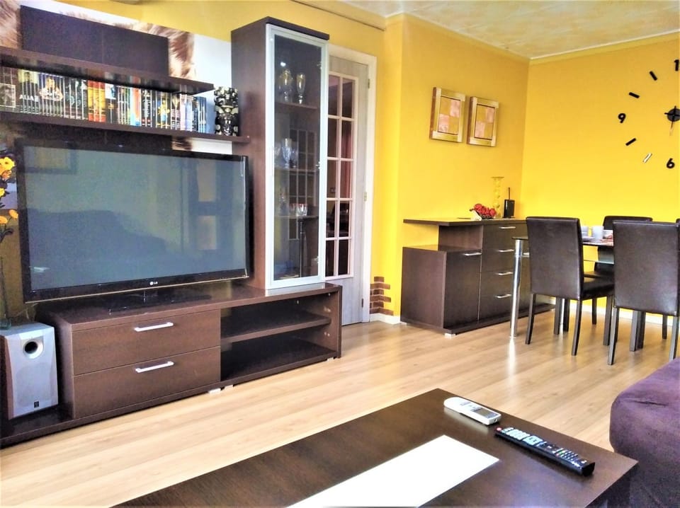 Library, TV and multimedia, Living room, Seating area, Dining area