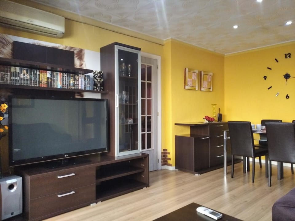 Communal lounge/ TV room, Seating area, Dining area