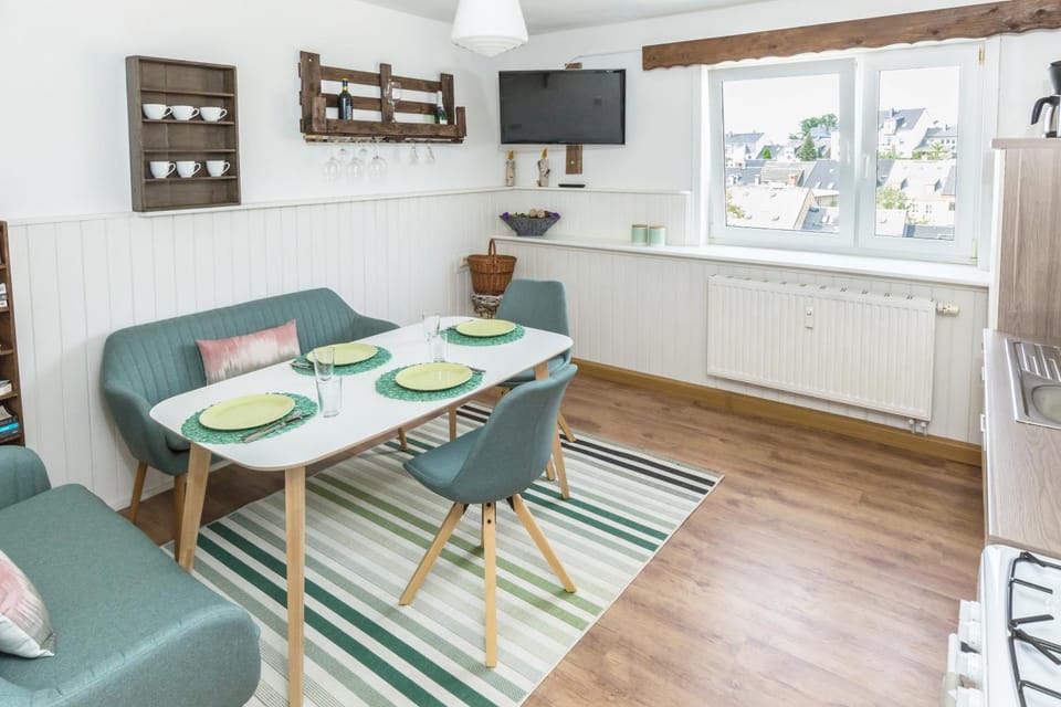 Kitchen or kitchenette, Living room, Photo of the whole room, Decorative detail, Seating area, Dining area, City view, Quiet street view