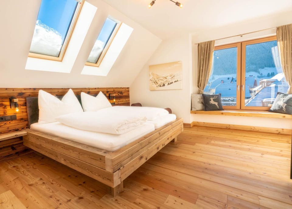 Bedroom, Mountain view