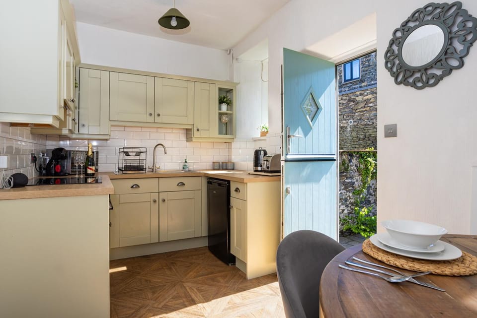 Garden, Dining area, kitchen