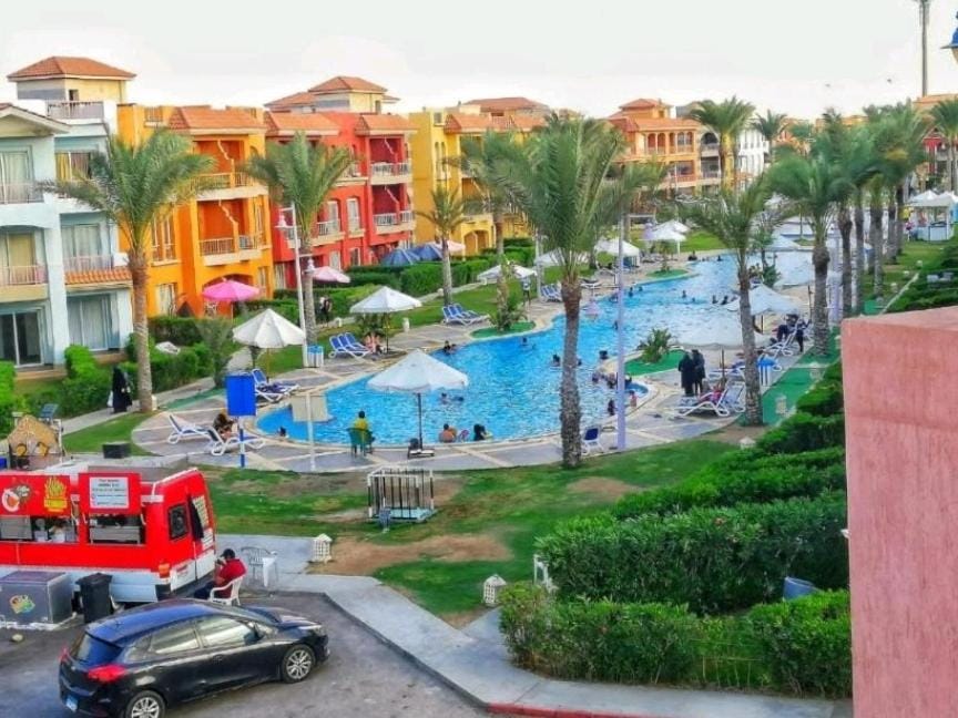 Property building, Communal lounge/ TV room, Day, People, Neighbourhood, Natural landscape, Bird's eye view, Aqua park, Evening entertainment, City view, Pool view, Street view, Swimming pool, Location, group of guests, Parking, sunbed