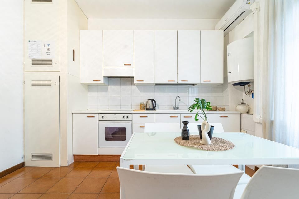 Kitchen or kitchenette, Dining area, dishwasher