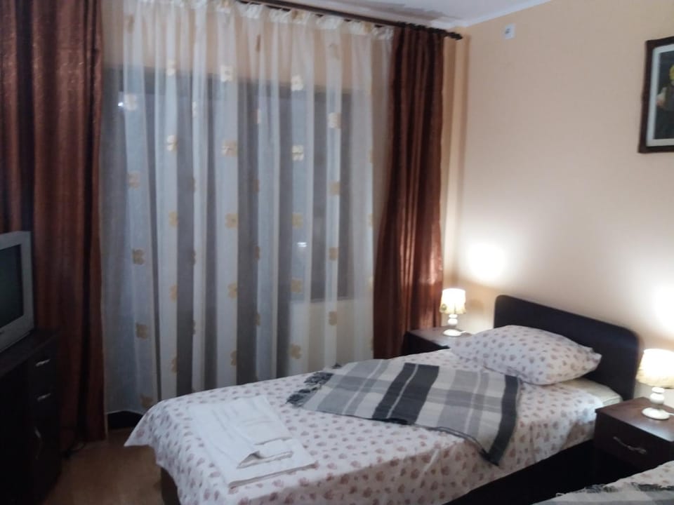 PENSIUNEA CIREȘUL ALB Bed and Breakfast in Romania