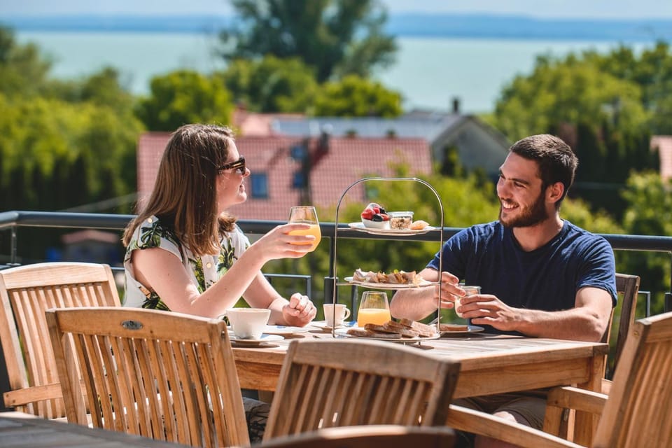 Restaurant/places to eat, Natural landscape, Balcony/Terrace, Lake view, Alcoholic drinks